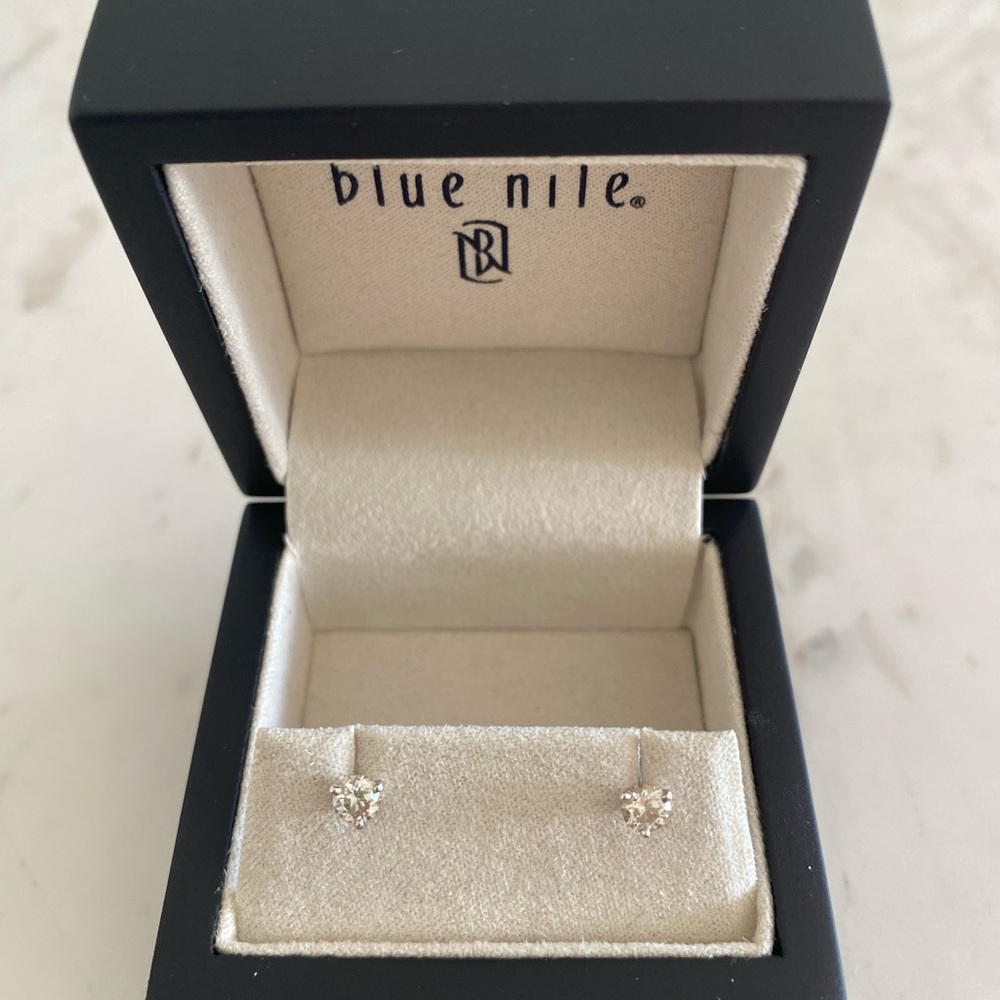 18k White Gold Diamond Stud Earrings (3-prong)